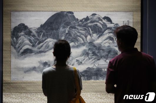 고(故) 이건희 삼성전자 회장이 생전 수집했다가 국가에 기증한 이른바 '이건희 컬렉션' 특별 전시회가 개최된 21일 오전 서울 용산구 국립중앙박물관에서 시민들이 '위대한 문화유산을 함께 누리다 - 고故 이건희 회장 기증 명품전'을 관람하고 있다. 2021.7.21/뉴스1 ⓒ News1 조태형 기자