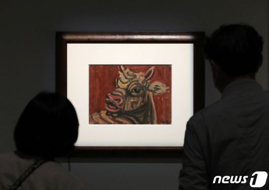 28일 오전 서울 용산구 국립중앙박물관 특별전시관에서 관람객들이 고 이건희 회장 기증 1주년 기념전 '어느 수집가의 초대'에 전시된 작품을 살펴보고 있다. 이날 개막한 전시에서는 이 회장이 생전에 모은 선사시대부터 21세기까지의 다양한 작품 2만3000여 점의 기증품 중 295건 355점을 선보인다. 오는 8월 28일까지 4개월 간 열린다. 2022.4.28/뉴스1 ⓒ News1 구윤성 기자