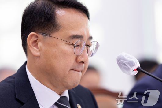 김인호 산림청장이 20일 서울 여의도 국회에서 열린 농림축산식품해양수산위원회 산림청 등에 대한 국정감사에 출석해 의원 질의를 듣고 있다. 2025.10.20/뉴스1 ⓒ News1 이승배 기자