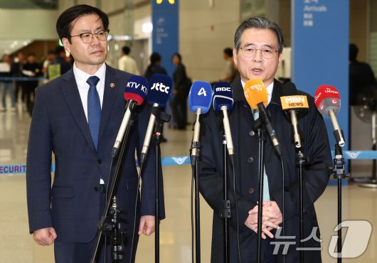 한미 관세협상 후속 논의를 위해 미국 워싱턴DC를 찾아 막판 협상을 벌이고 돌아온 김용범 대통령실 정책실장이 19일 오후 인천국제공항 제2터미널을 통해 귀국하며 브리핑을 하고 있다. 왼쪽은 여한구 통상교섭본부장. 2025.10.19/뉴스1 ⓒ News1 김민지 기자