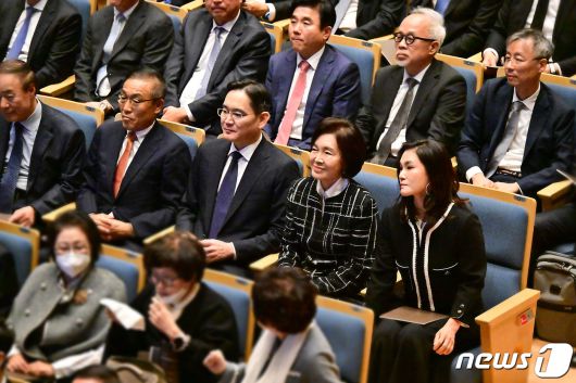 이재용 삼성전자 회장과 홍라희 전 삼성미술관 리움 관장, 이서현 삼성복지재단 이사장이 19일 경기도 용인 삼성전자 인재개발원 콘서트홀에서 열린 '이건희 선대회장 3주기 추모 음악회'에 참석해 있다. (삼성전자 제공) 2023.10.19/뉴스1