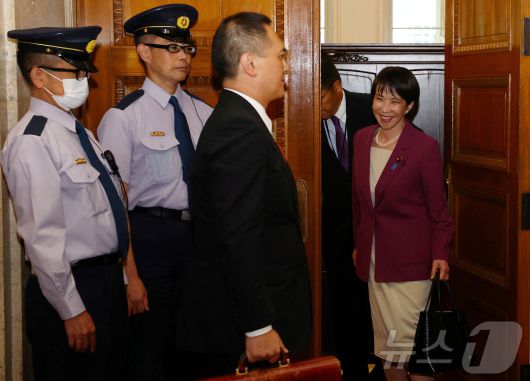 다카이치 사나에 일본 자민당 총재가 15일 다마키 유이치로 국민민주당 대표와의 회담 후 웃으면서 장소를 떠나고 있다. 2025.10.15 ⓒ 로이터=뉴스1 ⓒ News1 강민경 기자