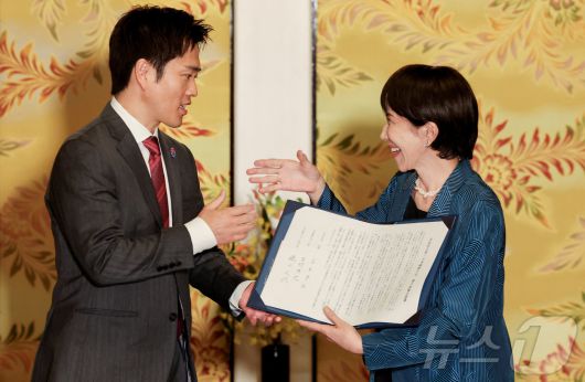 요시무라 히로후미 일본유신회 대표(왼쪽)와 다카이치 사나에 자민당 총재가 20일 연정 구성 합의를 체결한 후 악수를 나누고 있다. 2025.10.20 ⓒ 로이터=뉴스1 ⓒ News1 강민경 기자