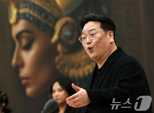 21일 오후 서울 종로구 세종문화회관에서 열린 서울시오페라단 창단 40주년 기념 오페라 '아이다' 제작발표회에서 라다메스 역의 국윤종이 '청아한 아이다' 장면을 시연하고 있다. 2025.10.21/뉴스1 ⓒ News1 구윤성 기자