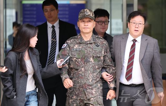 채상병 순직 및 수사 외압·은폐 의혹의 핵심 피의자인 박진희 전 국방부 군사보좌관이 23일 오후 서초구 서울중앙지방법원에서 열린 구속 전 피의자 심문(영장실질심사)을 마친 뒤 법원을 나서고 있다. 2025.10.23/뉴스1 ⓒ News1 김진환 기자