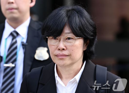 채상병 순직 및 수사 외압에 단계별로 관여한 유재은 전 국방부 법무관리관이 23일 오후 서초구 서울중앙지방법원에서 열린 구속 전 피의자 심문(영장실질심사)을 마치고 법원을 나서고 있다. 2025.10.23/뉴스1 ⓒ News1 구윤성 기자