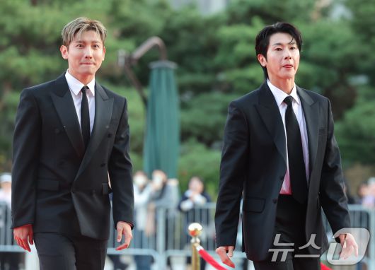 동방신기 최강창민과 유노윤호(오른쪽)가 23일 오후 서울 중구 국립극장 해오름극장에서 열린 '2025 대한민국 대중문화예술상 시상식' 레드카펫에 참석해 포즈를 취하고 있다. 2025.10.23/뉴스1 ⓒ News1 권현진 기자