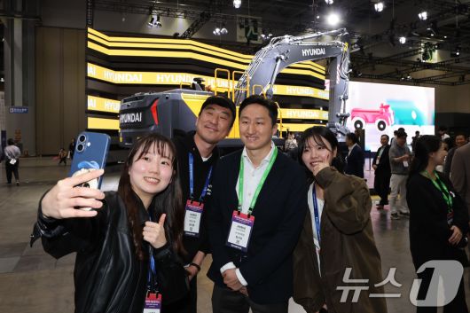 2025 서울모빌리티쇼 HD현대관을 방문한 정기선 당시 HD현대 수석부회장이 직원들과 기념 촬영을 하고 있다(HD현대사이트솔루션 제공. 재판매 및 DB 금지) 2025.4.9/뉴스1