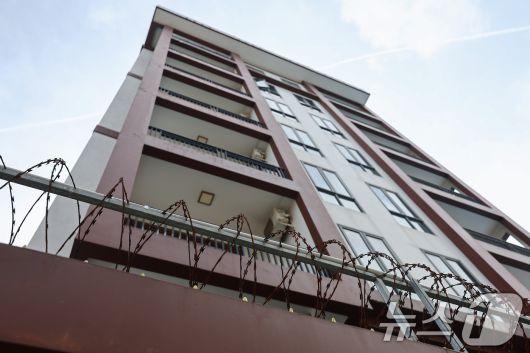 21일(현지시간) 캄보디아 프놈펜 외곽 온라인스캠범죄가 이뤄졌던 건물의 모습. 현지 언론에 따르면 이곳에서 지난달 15일 캄보디아 당국의 단속으로 온라인스캠범죄에 가담한 한국인 33명을 포함해 48명을 체포했다. 2025.10.21/뉴스1 ⓒ News1 김도우 기자