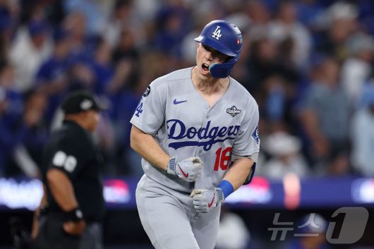 LA 다저스 윌 스미스가 26일(한국시간) 열린 토론토 블루제이스와 2025 메이저리그(MLB) 월드시리즈 2차전에서 7회초 결승 솔로포를 터뜨린 뒤 기뻐하고 있다. ⓒ AFP=뉴스1