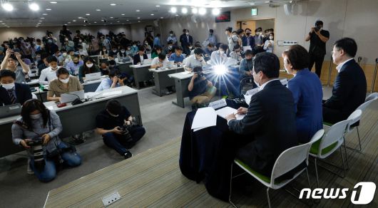 김현미 국토교통부 장관이 2020년 6월 17일 오전 서울 종로구 정부서울청사에서 주택시장 과열요인 관리방안(6·17대책)을 발표하고 있다.  당시 정부는 경기, 인천, 대전, 청주를 조정대상지역으로 지정하고, 서울 송파구 잠실동과 강남구 삼성·대치·청담동 4곳을 토지거래허가구역으로 지정했다. 뉴스1 ⓒ News1 안은나 기자