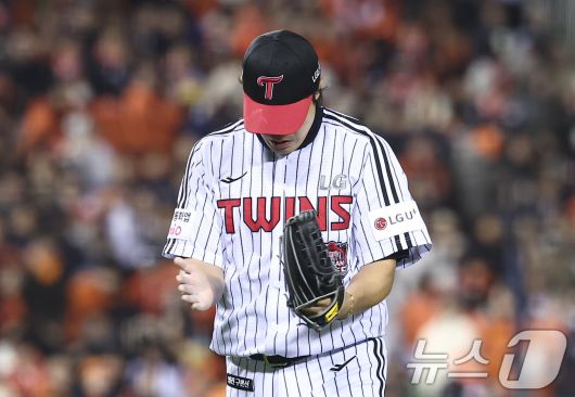 27일 서울 잠실야구장에서 열린 프로야구 2025 신한 SOL뱅크 KBO 포스트시즌 한국시리즈 2차전 한화 이글스와 LG 트윈스의 경기, LG 김진성이 4회초 2사 만루 상황에서 한화 노시환을 헛스윙 삼진으로 아웃시킨 후 박수를 치며 더그아웃으로 향하고 있다. 2025.10.27/뉴스1 ⓒ News1 김성진 기자