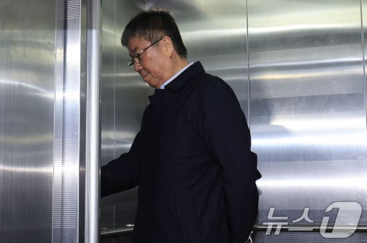 김대기 전 대통령 비서실장이 27일 오전 서울시 서초구 서초중앙로 해병대원 순직 사건 관련 의혹을 수사하는 순직해병특검팀(특별검사 이명현)으로 소환조사에 출석하고 있다. 2025.10.27/뉴스1 ⓒ News1 박정호 기자