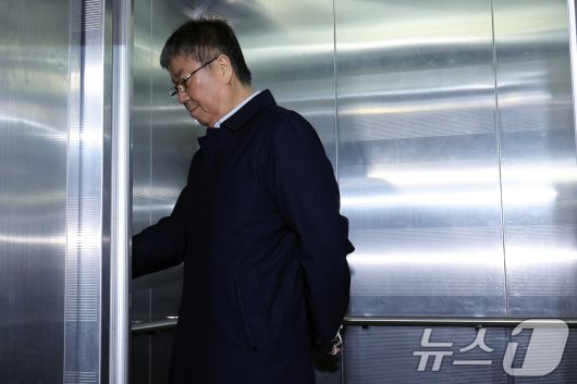 김대기 전 대통령 비서실장이 27일 오전 서울시 서초구 서초중앙로 해병대원 순직 사건 관련 의혹을 수사하는 순직해병특검팀(특별검사 이명현)으로 소환조사에 출석하고 있다. 2025.10.27/뉴스1 ⓒ News1 박정호 기자