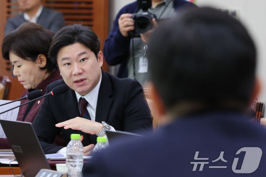 진종오 국민의힘 의원이 27일 서울 여의도 국회 문화체육관광위원회에서 열린 대한체육회 등에 대한 국정감사에서 유승민 대한체육회장에게 질의하고 있다. 2025.10.27/뉴스1 ⓒ News1 신웅수 기자