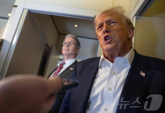 도널드 트럼프 미국 대통령이 27일(현지시간) 일본으로 향하는 에어포스원에서 기자들 질문에 답하고 있다. 2025.10.27. ⓒ AFP=뉴스1 ⓒ News1 류정민 특파원