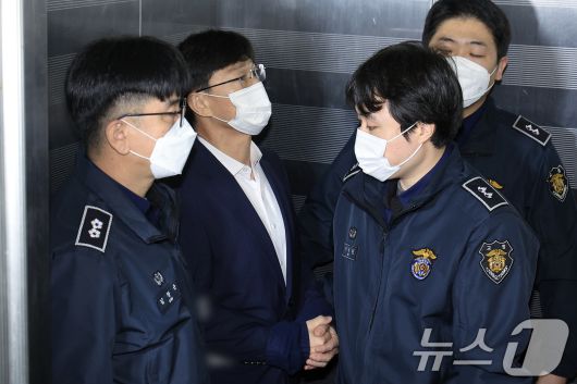 업무상 과실치사상 혐의 피의자인 임성근 전 해병대 1사단장이 27일 오전 서울시 서초구 서초중앙로 해병대원 순직 사건 관련 의혹을 수사하는 순직해병특검팀(특별검사 이명현)으로 구속 후 처음으로 소환되고 있다. 2025.10.27/뉴스1 ⓒ News1 박정호 기자