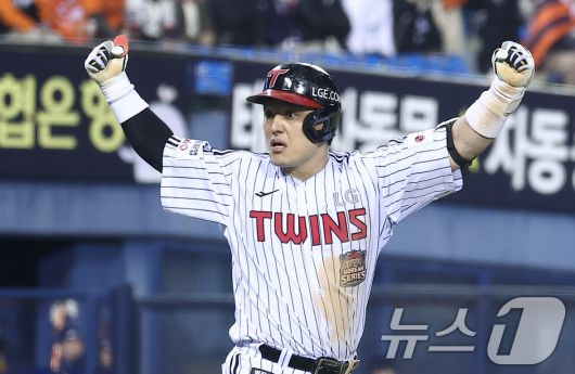 27일 서울 잠실야구장에서 열린 프로야구 2025 신한 SOL뱅크 KBO 포스트시즌 한국시리즈 2차전 한화 이글스와 LG 트윈스의 경기, LG 박동원이 3회말 2사 1루 상황에서 2점 홈런을 터뜨린 후 세리머니를 하고 있다. 2025.10.27/뉴스1 ⓒ News1 김성진 기자