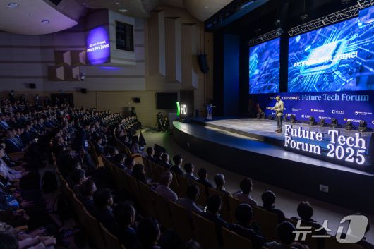 27일 오전 경주 엑스포공원에서 열린 '퓨처테크 포럼: 조선'에 많은 사람들이 모여 포럼을 듣고 있다. (HD현대 제공)