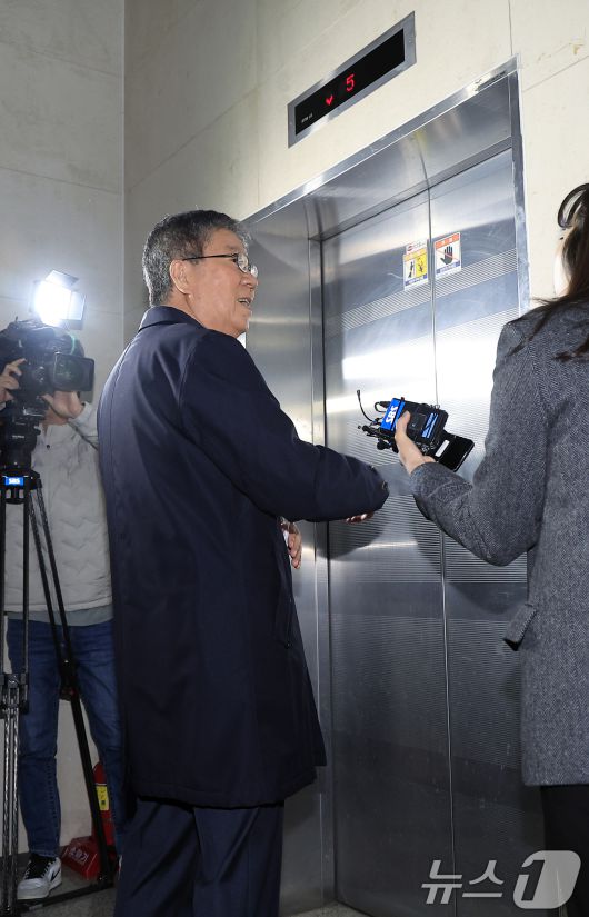 김대기 전 대통령 비서실장이 27일 오전 서울시 서초구 서초중앙로 해병대원 순직 사건 관련 의혹을 수사하는 순직해병특검팀(특별검사 이명현)으로 소환조사에 출석하며 취재진의 질문에 답하고 있다. 2025.10.27/뉴스1 ⓒ News1 박정호 기자