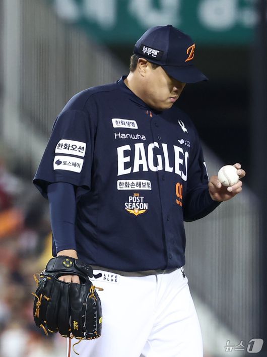 27일 서울 잠실야구장에서 열린 프로야구 2025 신한 SOL뱅크 KBO 포스트시즌 한국시리즈 2차전 한화 이글스와 LG 트윈스의 경기, 한화 선발 류현진이 2회말 1사 2루 LG 홍창기에게 역전 적시타를 허용한 후 아쉬워하고 있다. 2025.10.27/뉴스1 ⓒ News1 김성진 기자