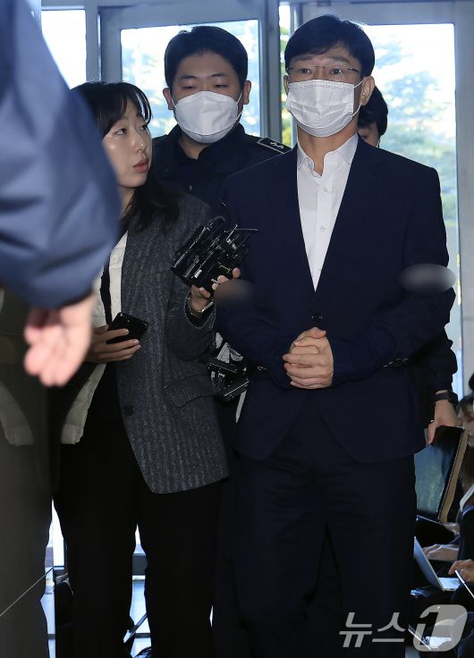 업무상 과실치사상 혐의 피의자인 임성근 전 해병대 1사단장이 27일 오전 서울시 서초구 서초중앙로 해병대원 순직 사건 관련 의혹을 수사하는 순직해병특검팀(특별검사 이명현)으로 구속 후 처음으로 소환되고 있다. 2025.10.27/뉴스1 ⓒ News1 박정호 기자