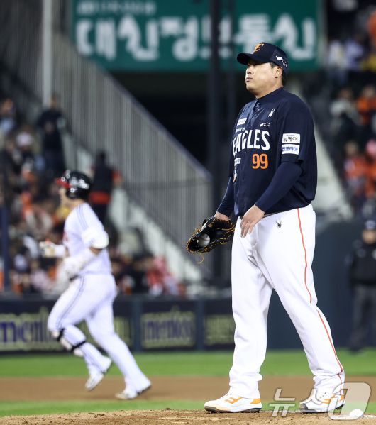 27일 서울 잠실야구장에서 열린 프로야구 2025 신한 SOL뱅크 KBO 포스트시즌 한국시리즈 2차전 한화 이글스와 LG 트윈스의 경기, 한화 선발 류현진이 3회말 2사 1루 상황에서 LG 박동원에게 2점 홈런을 허용한 후 아쉬워하고 있다. 2025.10.27/뉴스1 ⓒ News1 김성진 기자