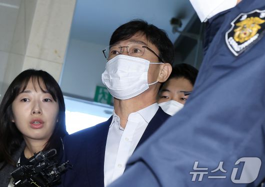 업무상 과실치사상 혐의 피의자인 임성근 전 해병대 1사단장이 27일 오전 서울시 서초구 서초중앙로 해병대원 순직 사건 관련 의혹을 수사하는 순직해병특검팀(특별검사 이명현)으로 구속 후 처음으로 소환되고 있다. 2025.10.27/뉴스1 ⓒ News1 박정호 기자