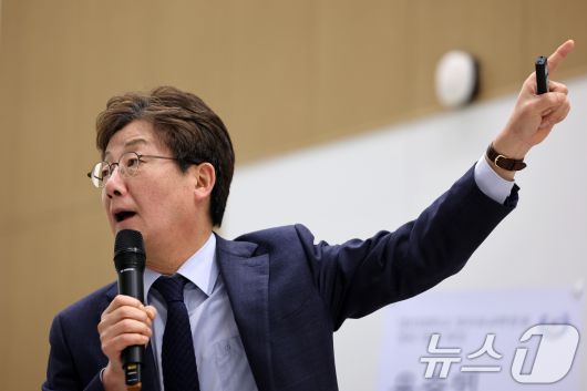 국민의힘 대선 경선 불참을 선언한 유승민 전 의원이 14일 서울 서대문구 명지대학교에서 '더 나은 세상을 위한 정치 개혁'을 주제로 초청 강연을 하고 있다. 2025.4.14/뉴스1 ⓒ News1 이승배 기자