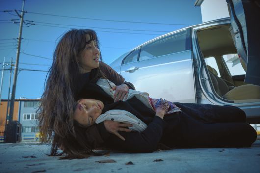 하얀 차를 탄 여자 스틸