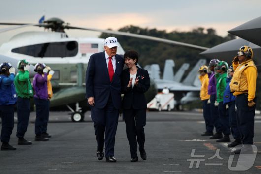 28일 마린원(미국 대통령 전용 헬기)에 동승해 주일 미군 요코스카 기지에 도착한 도널드 트럼프 미 대통령과 다카이치 사나에 일본 총리. 2025.10.28 ⓒ 로이터=뉴스1 ⓒ News1 이지예 객원기자