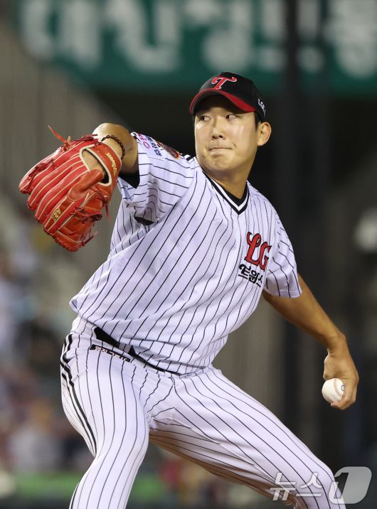 1일 오후 서울 송파구 잠실야구장에서 열린 프로야구 2025 신한 SOL 뱅크 KBO 리그 NC 다이노스와 LG 트윈스의 경기 5회초 LG 교체투수 손주영이 역투하고 있다. 2025.10.1/뉴스1 ⓒ News1 황기선 기자