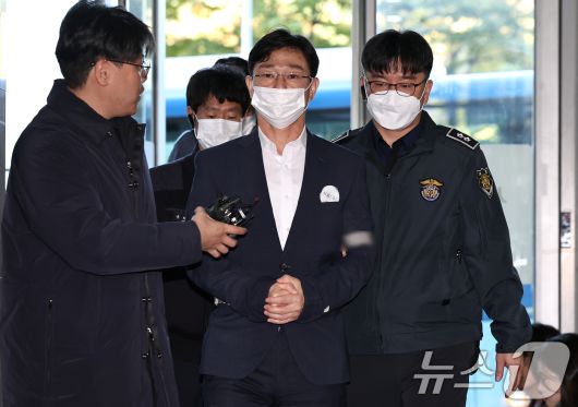 임성근 전 해병대 1사단장이 28일 오전 휴대전화 포렌식 선별 참관을 위해 서울 서초구 해병대원 순직 사건 관련 의혹을 수사하는 순직해병특검팀(특별검사 이명현) 사무실로 향하고 있다. 2025.10.28/뉴스1 ⓒ News1 구윤성 기자