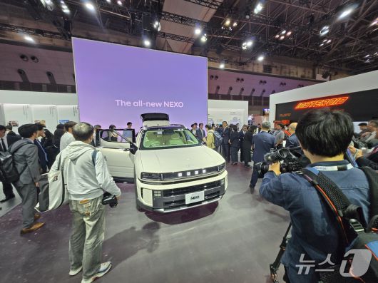 29일 일본 도쿄 빅사이트에서 열린 '재팬 모빌리티쇼 2025' 내 현대자동차 부스에 전시된 수소전기차(FCEV) '디 올 뉴 넥쏘'를 두고 글로벌 기자들이 사진을 촬영하고 있다. 2025.10.29/뉴스1 김성식 기자