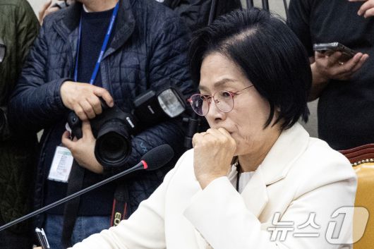 29일 서울 여의도 국회에서 열린 과학기술정보방송통신위원회 과학기술정보통신부 등에 대한 국정감사에서 최민희 위원장이 굳은 표정을 짓고 있다. 2025.10.29/뉴스1 ⓒ News1 이승배 기자