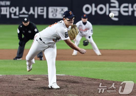 29일 오후 대전 한화생명볼파크에서 열린 프로야구 2025 신한 SOL뱅크 KBO 한국시리즈 3차전 LG트윈스와 한화 이글스의 경기, LG의 8회초 한화 김서현이 역투하고 있다. 2025.10.29/뉴스1 ⓒ News1 구윤성 기자