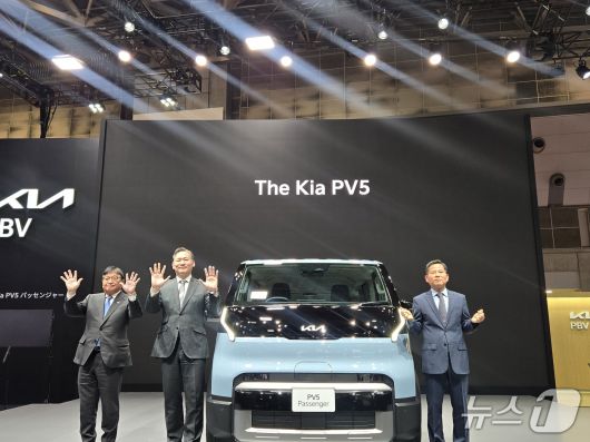 (오른쪽부터) 김상대 기아 PBV비즈니스사업부장 부사장, 타지마 야스야 기아 PBV 재팬 대표, 마사요시 후지모토 소지츠 그룹 회장이 29일 일본 도쿄 빅사이트에서 열린 '재팬 모빌리티쇼 2025'에서 이날 일본 시장에 처음 공개된 기아 목적기반차량(PBV) 'PV5'를 배경으로 기념 사진을 촬영한 모습. 2025.10.29/ 뉴스1 김성식 기자
