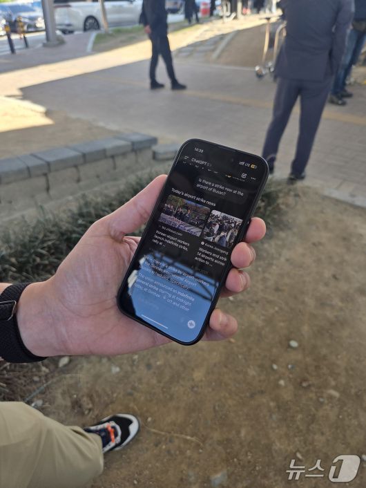 리아드 부라본 씨가 자신의 휴대폰을 통해 시위현장 정보를 찾아보고 있다.2025.10.29/ⓒ News1 김태형 기자