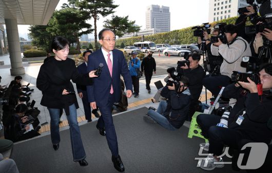 국회의 계엄해제 의결을 방해한 의혹을 받는 추경호 전 국민의힘 원내대표가 30일 오전 서울 서초구 서울고등검찰청에 마련된 내란 특검팀(특별검사 조은석) 사무실에서 피의자 신분으로 조사를 받기 위해 출석하고 있다. 2025.10.30/뉴스1 ⓒ News1 오대일 기자