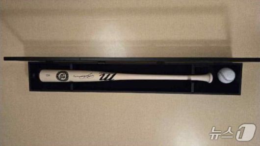 대통령실은 도널드 트럼프 미국 대통령이 이재명 대통령에게 경주 한미 정상회담 계기로 야구배트와 야구공을 선물했다고 30일 밝혔다. (대통령실 제공. 재판매 및 DB 금지) 2025.10.30/뉴스1 ⓒ News1 허경 기자