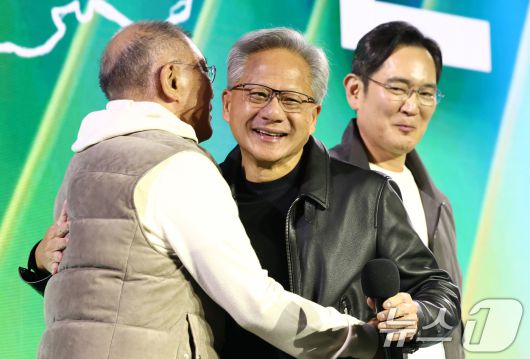 젠슨 황 엔비디아 최고경영자와 정의선 현대차그룹 회장이 30일 오후 서울 강남구 코엑스 K-POP 광장에서 열린 지포스 게이머 페스티벌에서 포웅하고 있다. (공동취재) 2025.10.30/뉴스1 ⓒ News1 김진환 기자
