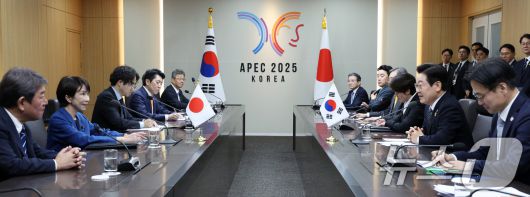 이재명 대통령과 다카이치 사나에 일본 총리가 30일 경북 경주 APEC 정상회의장에서 정상회담을 하고 있다. (APEC 2025 KOREA & 연합뉴스. 재판매 및 DB 금지) 2025.10.30/뉴스1