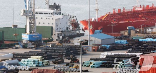 경기 평택시 포승읍 평택항에 철강제품이 쌓여있는 모습. 2025.10.29/뉴스1 ⓒ News1 김영운 기자