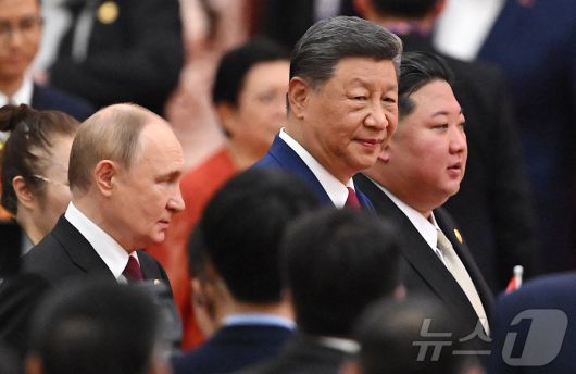 김정은 북한 노동당 총비서와 시진핑 중국 국가주석, 블라디미르 푸틴 러시아 대통령이 9월 3일 중국 베이징 인민대회당에서 열린 리셉션 행사에 참석했다. 이날 앞서 이들은 톈안먼 일대에서 열린 제2차 세계대전 승전 80주년 기념 열병식 행사에 참석했다. 2025.09.03 ⓒ AFP=뉴스1 ⓒ News1 최종일 선임기자