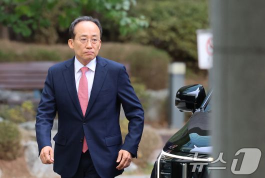 국회의 계엄해제 의결을 방해한 의혹을 받는 추경호 전 국민의힘 원내대표가 30일 오전 서울 서초구 서울고등검찰청에 마련된 내란 특검팀(특별검사 조은석) 사무실에서 피의자 신분으로 조사를 받기 위해 출석하고 있다. 2025.10.30/뉴스1 ⓒ News1 오대일 기자