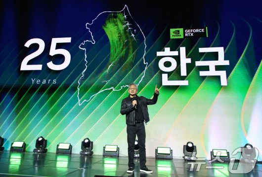 젠슨 황 엔비디아 CEO가 30일 밤 서울 강남구 코엑스 K-POP 광장에서 지포스(GeForce) 한국 25주년을 기념해 열린 '지포스 게이머 페스티벌'에 참가해 발언하고 있다. (공동취재) 2025.10.30/뉴스1 ⓒ News1 김진환 기자