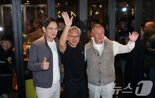 이재용(왼쪽부터) 삼성전자 회장, 젠슨 황 엔비디아 최고경영자(CEO), 정의선 현대차그룹 회장이 30일 서울 강남구 삼성동의 한 치킨집에서 회동을 마친 뒤 기념촬영을 하고 있다. (공동취재) 2025.10.30/뉴스1 ⓒ News1 김진환 기자