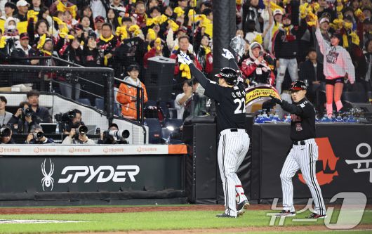 31일 오후 대전 한화생명볼파크에서 열린 프로야구 2025 신한 SOL뱅크 KBO 한국시리즈 5차전 LG트윈스와 한화 이글스의 경기, LG 김현수가 8회초 무사 1루때 안타를 치고 대주자 최원영과 교체되며 두손을 높이 들어보이고 있다. 2025.10.31/뉴스1 ⓒ News1 구윤성 기자