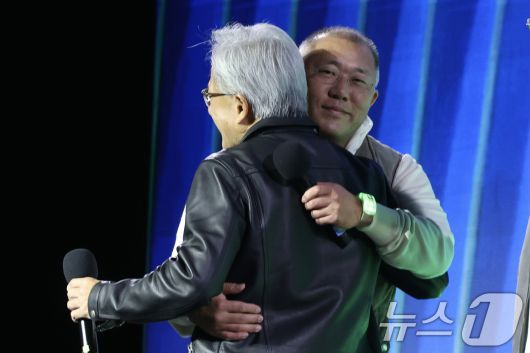 정의선 현대차그룹 회장이 30일 서울 강남구 코엑스에서 열린 엔비디아 지포스 게이머 페스티벌에 참석해 젠슨 황 엔비디아 최고경영자(CEO)와 포옹하고 있다. (공동취재) 2025.10.30/뉴스1 ⓒ News1 김진환 기자