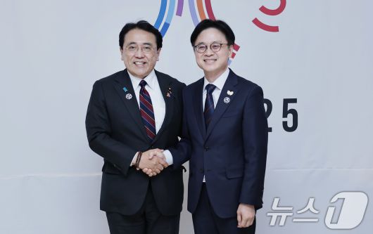 김정관 산업통상부 장관이 31일 경북 경주시 소노캄호텔에서 아카자와 료세이 일본 경제산업성 대신과 기념 촬영을 하고 있다. (산업통상부 제공. 재판매 및 DB 금지) 2025.10.31/뉴스1